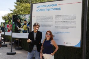 José Luis Moreno y Verónica Martorell en la exposición de Aldeas Infantiles SOS